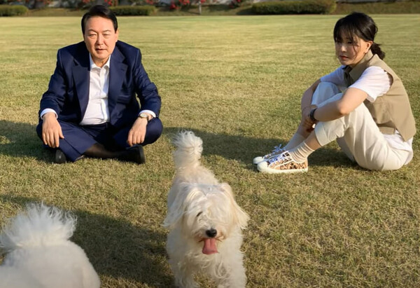 반려견과 함께 휴식을 취하고 있는 윤석열 대통령 부부 사진=연합뉴스 제공.