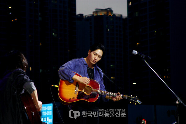 팬들은 김필의 무대 내내 '잘생겼다'를 연호했다 사진 = 문진학 기자