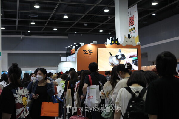 ▲ 행사장은 평일 오전 시간임에도 불구하고 많은 애묘가들로 북적였다. 사진 = 문진학 기자