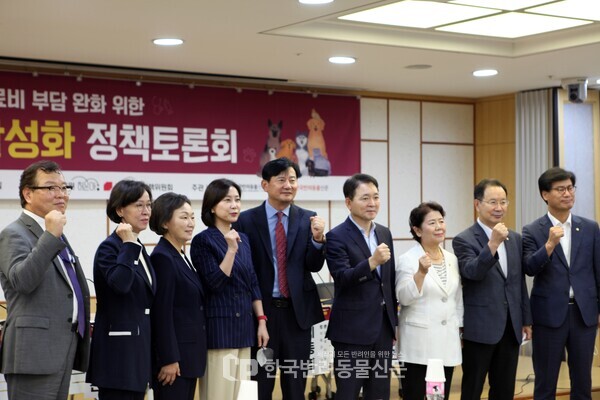 ▲ 왼쪽부터 허주형 대한수의사회 회장, 이인선 국민의힘 의원, 한무경 의원, 허은아 의원, 백영호 한국반려동물산업경제협회장, 성일종 국민의힘 정책위의장, 서정숙 의원, 하영제 의원, 김영식 의원. 사진 = 문진학 기자